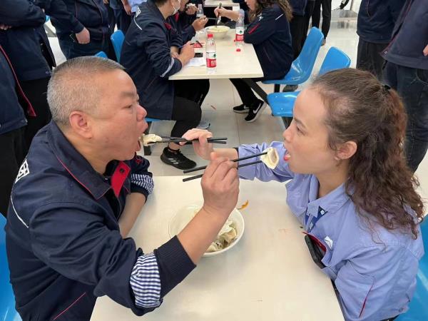 鼓足劲头抗疫情  暖心饺子包起来  ——轴研所举行“践行二十大 抗疫保谋划”驻厂职工包饺子大赛-洛阳轴承