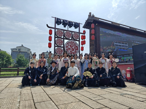 “三原色”班组建设 | 细密部件三支部开展汉服体验运动-洛阳轴承