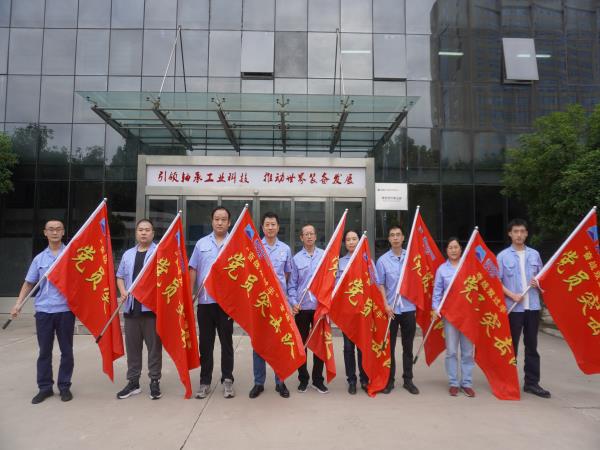 奋战双过半！轴研所举行党员、青年突击队授旗仪式-洛阳轴承