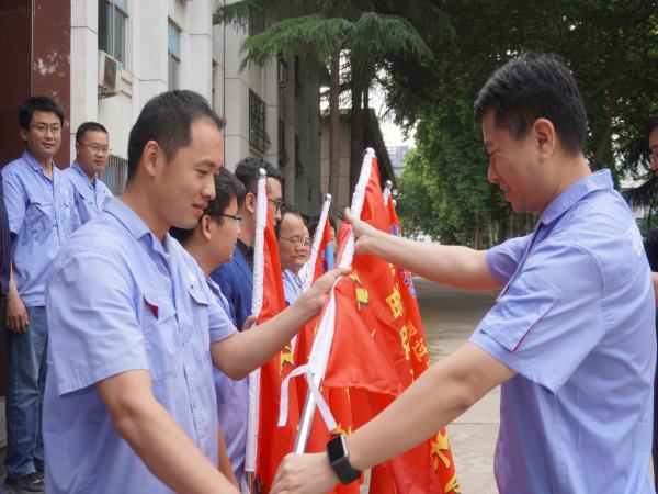 奋战双过半！轴研所举行党员、青年突击队授旗仪式-洛阳轴承