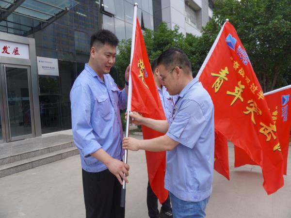 奋战双过半！轴研所举行党员、青年突击队授旗仪式-洛阳轴承
