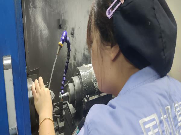 “三原色”班组 | 不爱红妆爱工装的“磨工女子小分队”-洛阳轴承
