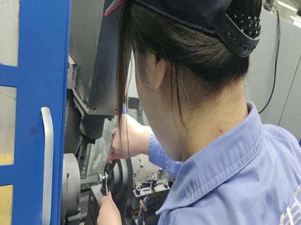 “三原色”班组 | 不爱红妆爱工装的“磨工女子小分队”-洛阳轴承