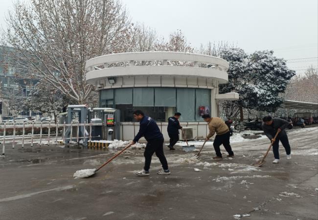 扫雪除冰我先行，，冰雪更映党旗红