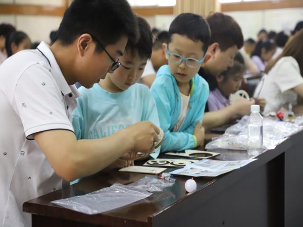 科技点燃梦想·科普引领生长——轴研所开展六一主题运动-洛阳轴承