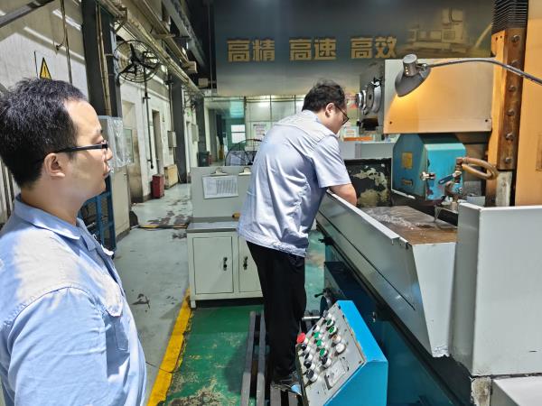 “三原色”班组 | 主轴制造部开展磨工手艺交锋运动-洛阳轴承