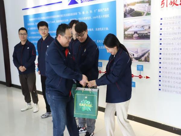 新春慰问送温暖 聚力开启新征程-洛阳轴承