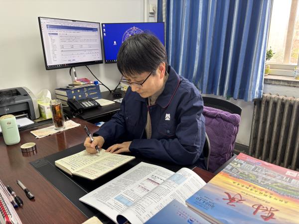 “三原色”班组 | 《轴承》主编杜迎辉荣获“从事期刊出书事情三十年”声誉纪念章-洛阳轴承