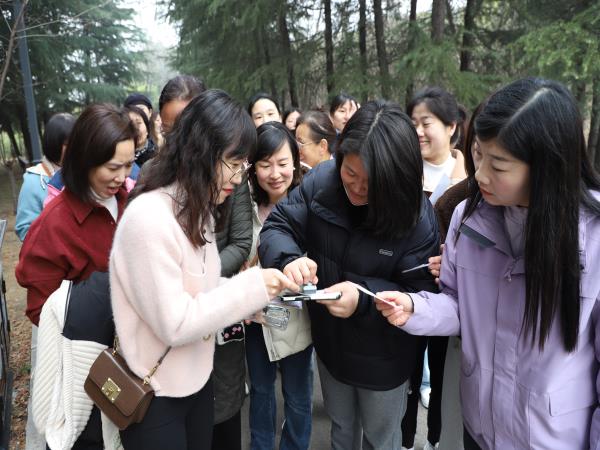 轴研所举行“巾帼绽青春?徒步展风范”徒步踏青运动-洛阳轴承