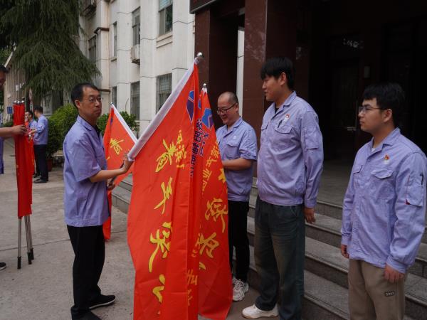 轴研所举行“伊滨工业园搬家”专项攻坚党员突击队和青年突击队授旗仪式-洛阳轴承